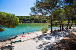 Jelsa - betonová pláž v zátoce Mina, ostrov Hvar, Chorvatsko