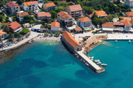 Jelsa - centrum s městskou pláží - letecký pohled, ostrov Hvar, Chorvatsko