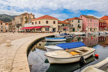 Jelsa - centrum města, ostrov Hvar, Chorvatsko