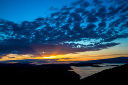Západ slunce nad Jelsou, ostrov Hvar, Chorvatsko