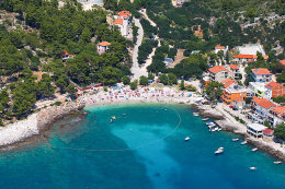 Pláž Vela Milna - letovisko Milna, ostrov Hvar, Chorvatsko