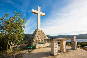 Stari Grad - bílý kamenný kříž na kopci Glavica, ostrov Hvar, Chorvatsko