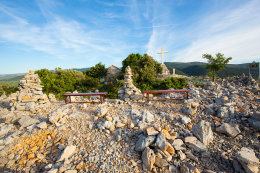 Stari Grad - posezení u kříže na kopci Glavica, ostrov Hvar, Chorvatsko