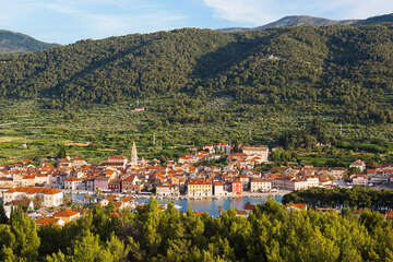 Stari Grad - výhled od kříže na kopci Glavica, ostrov Hvar, Chorvatsko
