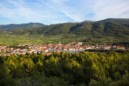 Stari Grad - výhled od kříže na kopci Glavica, ostrov Hvar, Chorvatsko