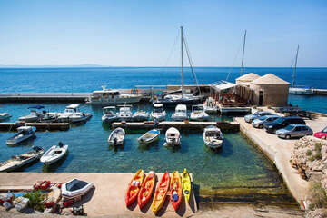 Sveta Nedjelja - přístav a restaurace Bilo Idro, ostrov Hvar, Chorvatsko