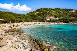 Hvar - oblázková pláž Pokonji Dol, ostrov Hvar, Chorvatsko