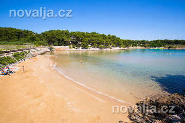 Jelsa - zátoka Mina s písečnou pláží - letecký pohled, ostrov Hvar, Chorvatsko