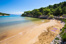 Jelsa - zátoka Mina s písečnou pláží - letecký pohled, ostrov Hvar, Chorvatsko