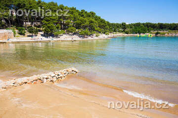 Jelsa - zátoka Mina s písečnou pláží - letecký pohled, ostrov Hvar, Chorvatsko