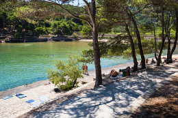 Jelsa - betonová pláž v zátoce Mina, ostrov Hvar, Chorvatsko