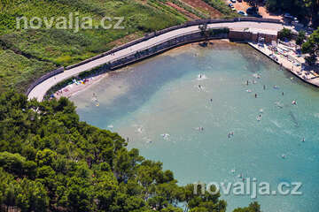 Jelsa - zátoka Mina s písečnou pláží - letecký pohled, ostrov Hvar, Chorvatsko