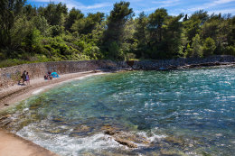 Stari Grad, oblázková pláž, ostrov Hvar, Chorvatsko