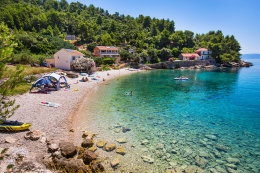 Jižní zátoka s oblázkovou pláží u domů Simba, Oleander a Dekapoto, ostrov Hvar, Chorvatsko