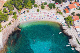 Pláž Vela Milna - letovisko Milna, ostrov Hvar, Chorvatsko