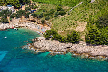 Ivan Dolac - letecký pohled, pláže, ostrov Hvar, Chorvatsko