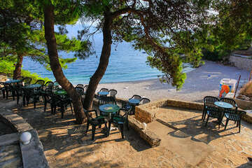 Café bar nad pláží Molo Lozna, Postira, ostrov Brač, Chorvatsko