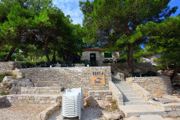 Půjčovna lehátek na pláži Molo Lozna, Postira, ostrov Brač, Chorvatsko