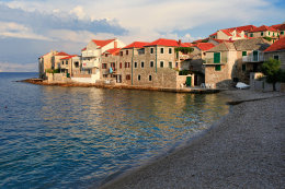 Pláž Zastivonje, Postira, ostrov Brač, Chorvatsko