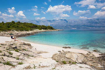 Sumartin - přírodní oblázková pláž Sveti Rok, ostrov Brač, Chorvatsko