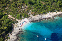 Sumartin - přírodní oblázková pláž Sveti Rok, ostrov Brač, Chorvatsko