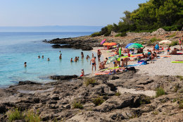 Sumartin - přírodní oblázková pláž Sveti Rok, ostrov Brač, Chorvatsko