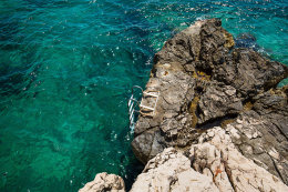 Vela Farska - FKK pláž, ostrov Brač, Chorvatsko