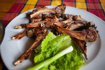 Donji Humac - pečené jehněčí v konobě Kopačina, ostrov Brač, Chorvatsko