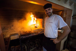 Donji Humac - příprava specialit v konobě Kopačina, ostrov Brač, Chorvatsko