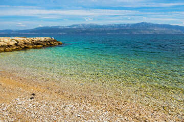 Supetar - oblázková pláž Vrilo, ostrov Brač, Chorvatsko