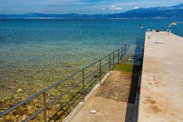 Supetar - přístup do moře pro tělesně postižené na pláži Vrilo, ostrov Brač, Chorvatsko
