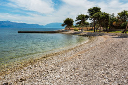 Supetar - oblázková pláž Vrilo, ostrov Brač, Chorvatsko