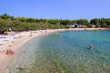 Supetar - oblázková pláž Banj, ostrov Brač, Chorvatsko