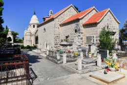 Supetar - hřbitov s mauzoleem rodiny Petrinovićů, ostrov Brač, Chorvatsko