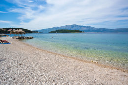 Lumbarda - oblázková pláž v centru Lumbardy, ostrov Korčula, Chorvatsko