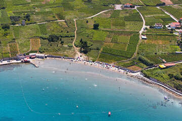 Lumbarda - písečná pláž Bilin Žal, ostrov Korčula, Chorvatsko