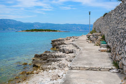 Lumbarda - stezka k písečné pláži Bilin Žal, ostrov Korčula, Chorvatsko