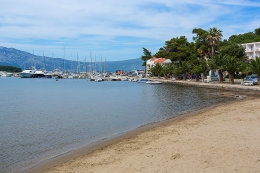 Lumbarda - písečná pláž v centru, ostrov Korčula, Chorvatsko