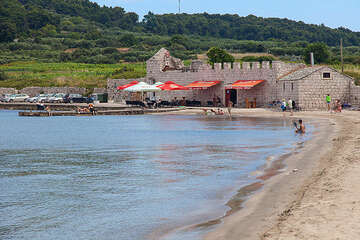 Lumbarda - písečná pláž Bilin Žal, ostrov Korčula, Chorvatsko
