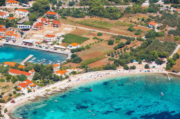 Prižba - pláž Vela plaža na poloostrově Ratac - letecký pohled, ostrov Korčula, Chorvatsko