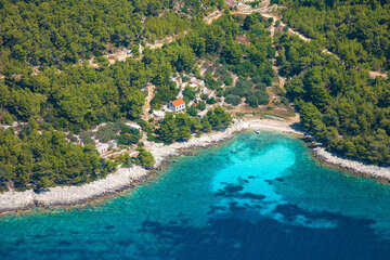 Oblázková pláž Izmeta (2,5 km od Karbuni směrem na Prižbu), ostrov Korčula, Chorvatsko