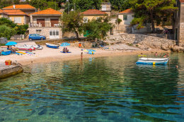 Prigradica - menší oblázková pláž v srdci zálivu, ostrov Korčula