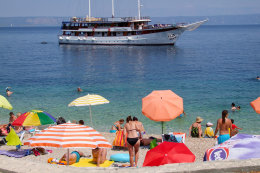 Prigradica - oblázková pláž v centru za velkým molem, ostrov Korčula, Chorvatsko