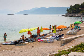 Prigradica - oblázková pláž v centru za velkým molem, ostrov Korčula, Chorvatsko