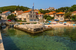 Prigradica - menší oblázková pláž v srdci zálivu, ostrov Korčula
