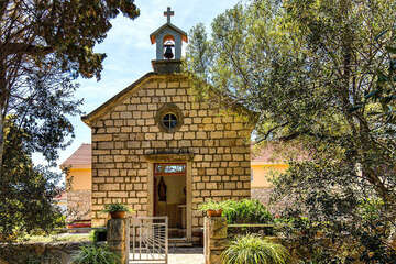 Prižba - kostelík v letovisku, ostrov Korčula, Chorvatsko