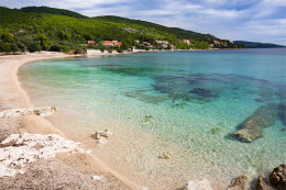 Prižba - písčitooblázková pláž Vela plaža, ostrov Korčula, Chorvatsko