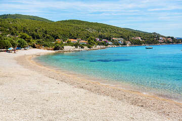 Prižba - písčitooblázková pláž Vela plaža, ostrov Korčula, Chorvatsko