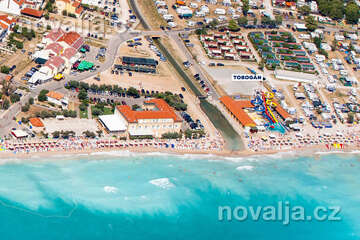 Baška - tobogán a pláž Vela plaža - letecký pohled, ostrov Krk, Chorvatsko