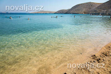 Vlašiči - písečná pláž v zátoce Modrá laguna, ostrov Pag, Chorvatsko